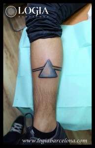 tatuajes para hombres triangulo Pink Floyd     